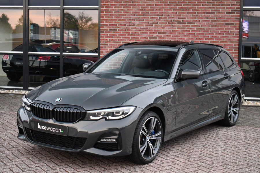 BMW 3 Serie Touring 330e xDrive M-Sport Dravit Pano HUD El-zetels Adp-demping Camera