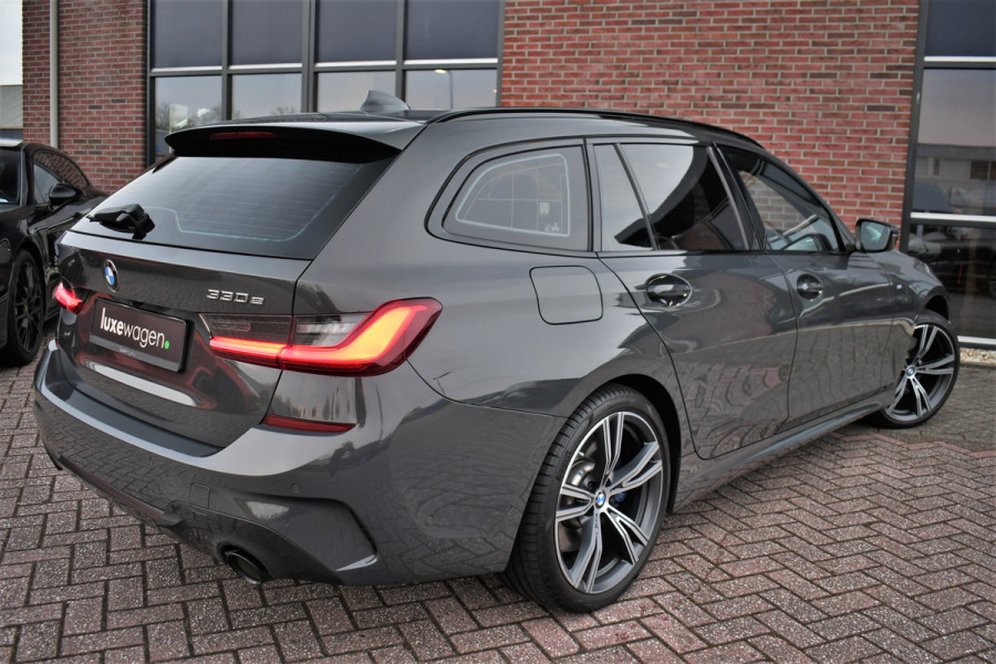 BMW 3 Serie Touring 330e xDrive M-Sport Dravit Pano HUD El-zetels Adp-demping Camera