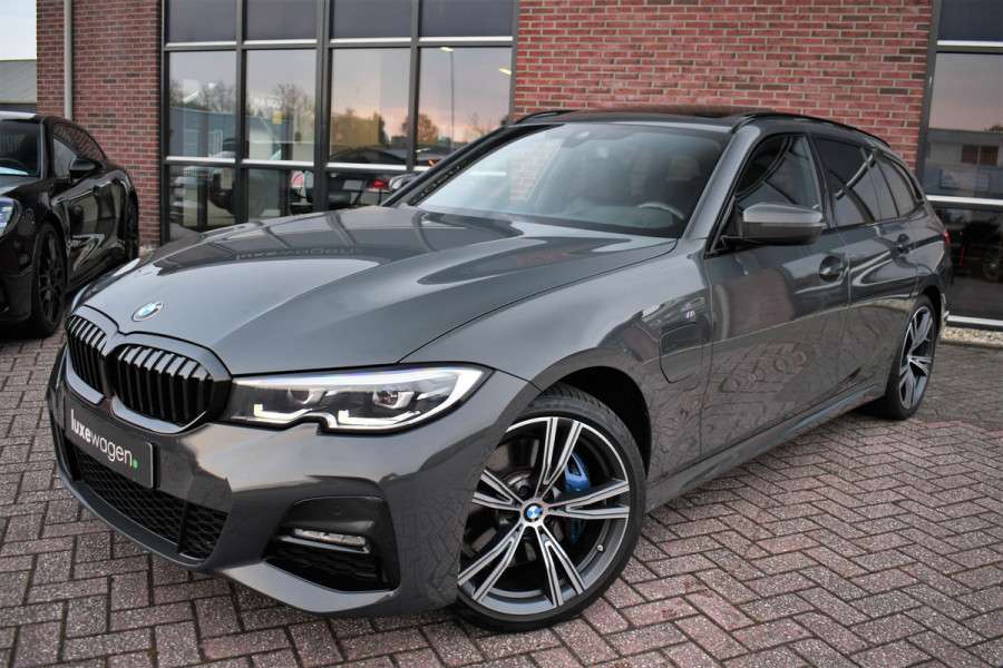 BMW 3 Serie Touring 330e xDrive M-Sport Dravit Pano HUD El-zetels Adp-demping Camera