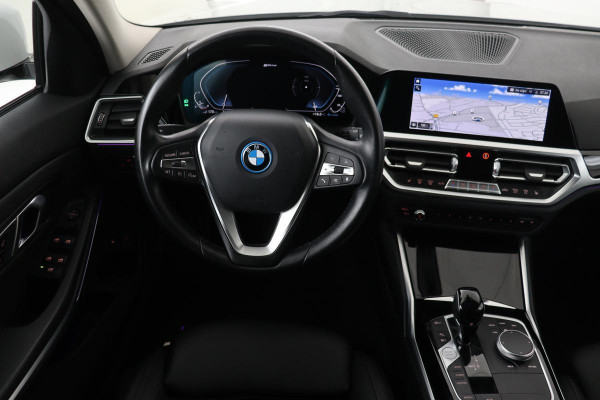 BMW 3-serie 330e Sport Line | Stoelverwarming | Carplay | Sportstoelen | Live Cockpit | Sfeerverlichting | PDC | Half leder | Navigatie | Full LED