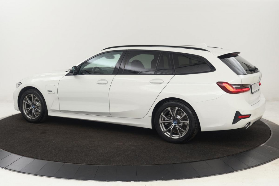 BMW 3-serie 330e Sport Line | Stoelverwarming | Carplay | Sportstoelen | Live Cockpit | Sfeerverlichting | PDC | Half leder | Navigatie | Full LED