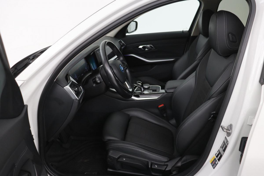 BMW 3-serie 330e Sport Line | Stoelverwarming | Carplay | Sportstoelen | Live Cockpit | Sfeerverlichting | PDC | Half leder | Navigatie | Full LED