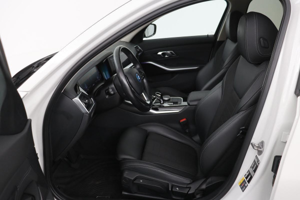 BMW 3-serie 330e Sport Line | Stoelverwarming | Carplay | Sportstoelen | Live Cockpit | Sfeerverlichting | PDC | Half leder | Navigatie | Full LED