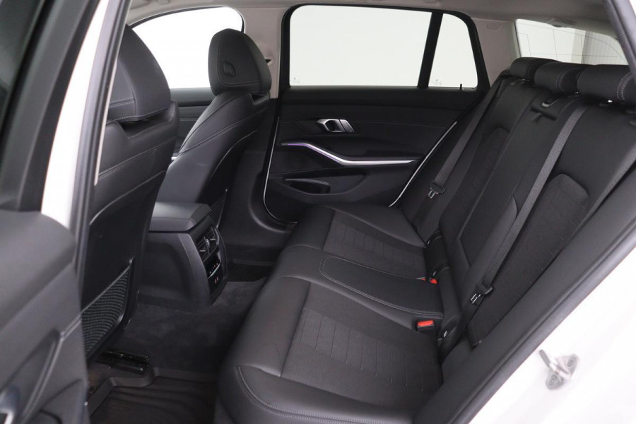 BMW 3-serie 330e Sport Line | Stoelverwarming | Carplay | Sportstoelen | Live Cockpit | Sfeerverlichting | PDC | Half leder | Navigatie | Full LED