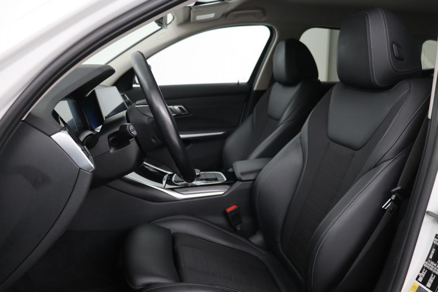 BMW 3-serie 330e Sport Line | Stoelverwarming | Carplay | Sportstoelen | Live Cockpit | Sfeerverlichting | PDC | Half leder | Navigatie | Full LED