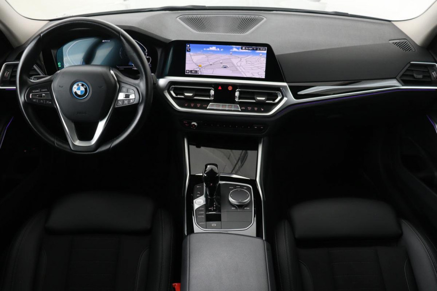 BMW 3-serie 330e Sport Line | Stoelverwarming | Carplay | Sportstoelen | Live Cockpit | Sfeerverlichting | PDC | Half leder | Navigatie | Full LED