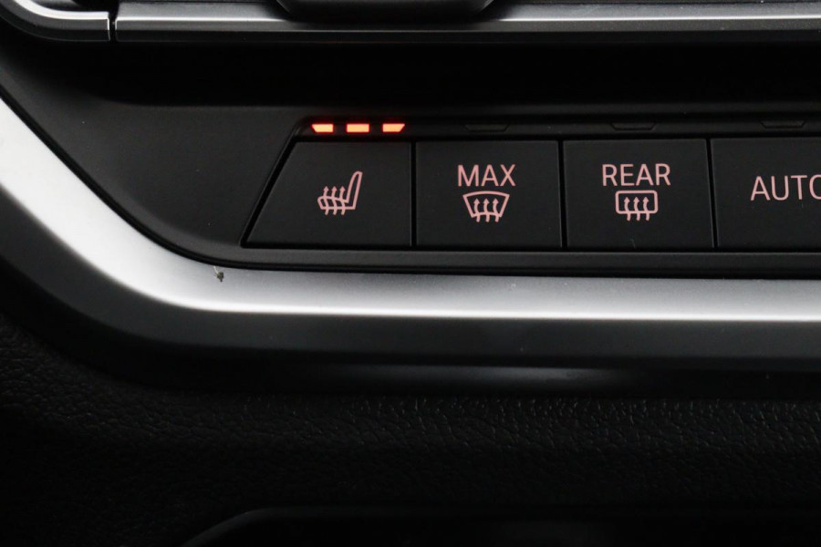 BMW 3-serie 330e Sport Line | Stoelverwarming | Carplay | Sportstoelen | Live Cockpit | Sfeerverlichting | PDC | Half leder | Navigatie | Full LED
