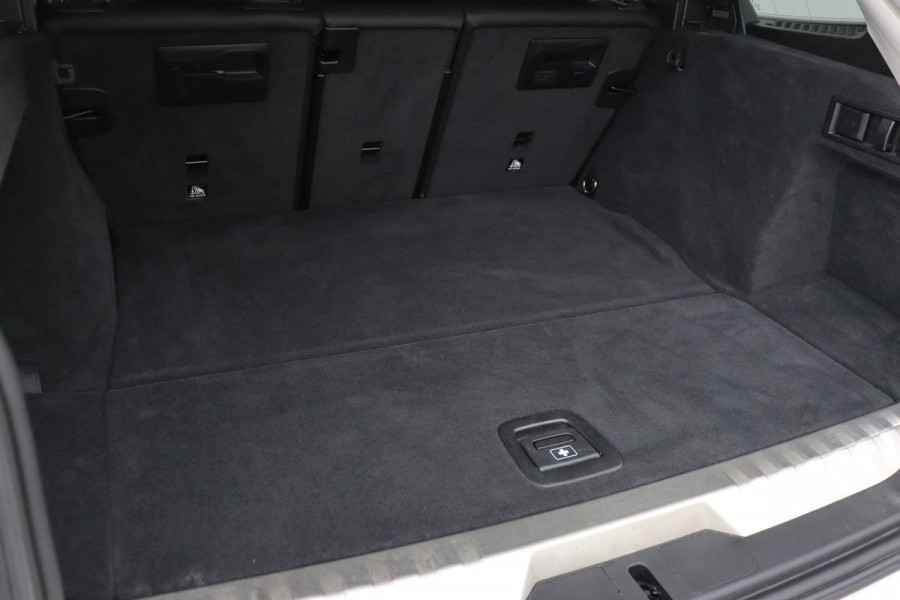 BMW 3-serie 330e Sport Line | Stoelverwarming | Carplay | Sportstoelen | Live Cockpit | Sfeerverlichting | PDC | Half leder | Navigatie | Full LED