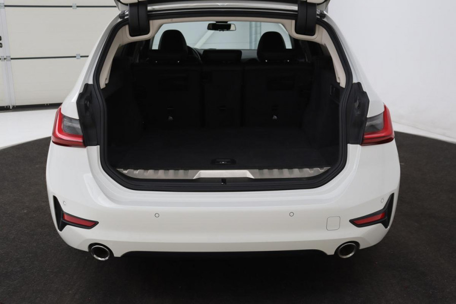 BMW 3-serie 330e Sport Line | Stoelverwarming | Carplay | Sportstoelen | Live Cockpit | Sfeerverlichting | PDC | Half leder | Navigatie | Full LED