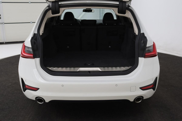 BMW 3-serie 330e Sport Line | Stoelverwarming | Carplay | Sportstoelen | Live Cockpit | Sfeerverlichting | PDC | Half leder | Navigatie | Full LED