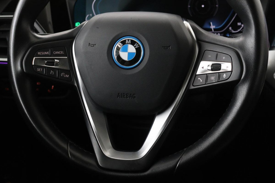 BMW 3-serie 330e Sport Line | Stoelverwarming | Carplay | Sportstoelen | Live Cockpit | Sfeerverlichting | PDC | Half leder | Navigatie | Full LED