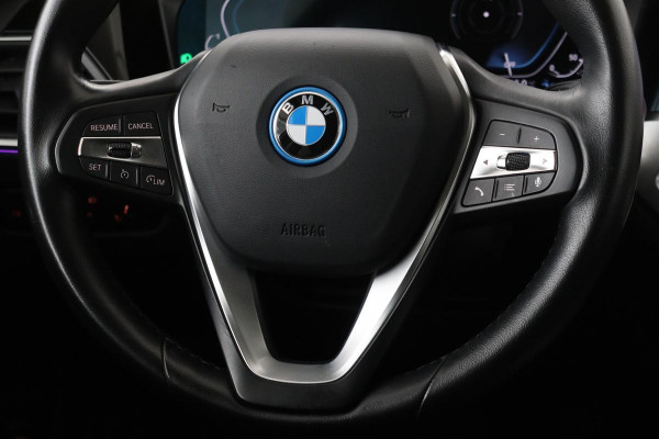 BMW 3-serie 330e Sport Line | Stoelverwarming | Carplay | Sportstoelen | Live Cockpit | Sfeerverlichting | PDC | Half leder | Navigatie | Full LED
