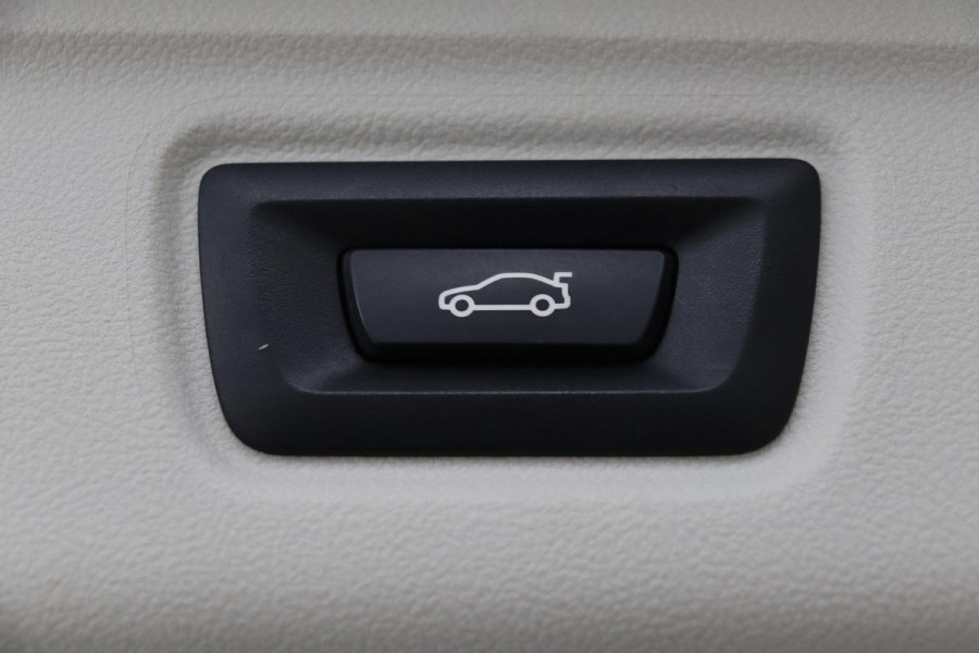 BMW 3-serie 330e Sport Line | Stoelverwarming | Carplay | Sportstoelen | Live Cockpit | Sfeerverlichting | PDC | Half leder | Navigatie | Full LED