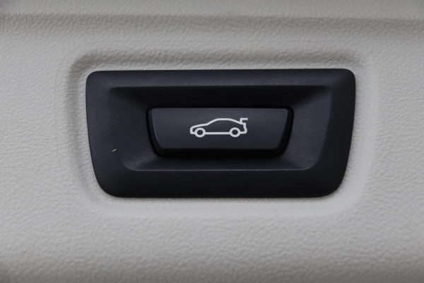 BMW 3-serie 330e Sport Line | Stoelverwarming | Carplay | Sportstoelen | Live Cockpit | Sfeerverlichting | PDC | Half leder | Navigatie | Full LED