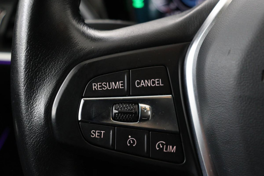 BMW 3-serie 330e Sport Line | Stoelverwarming | Carplay | Sportstoelen | Live Cockpit | Sfeerverlichting | PDC | Half leder | Navigatie | Full LED