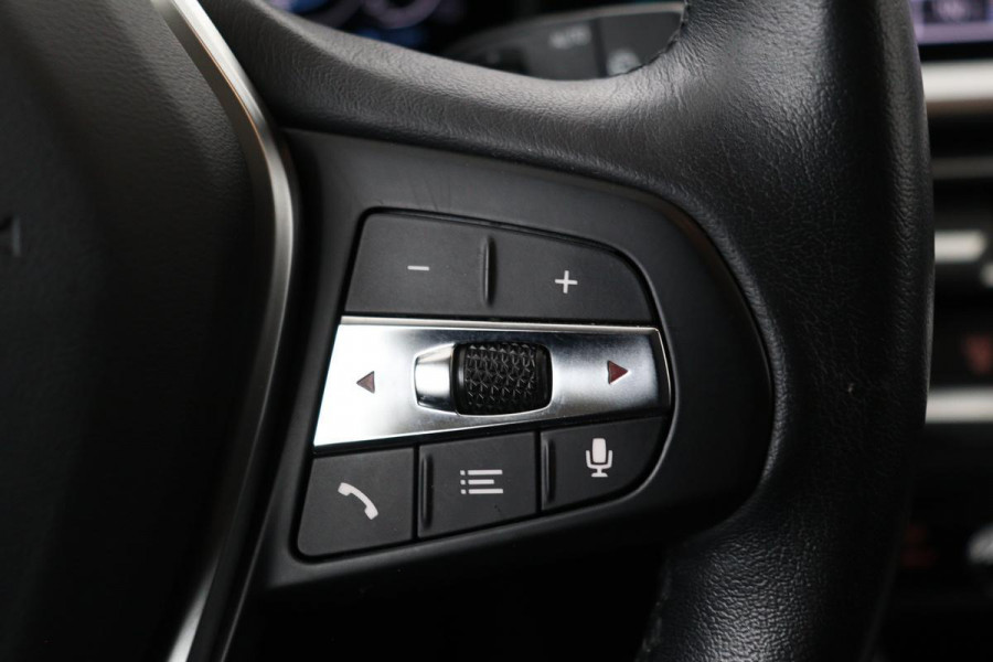 BMW 3-serie 330e Sport Line | Stoelverwarming | Carplay | Sportstoelen | Live Cockpit | Sfeerverlichting | PDC | Half leder | Navigatie | Full LED