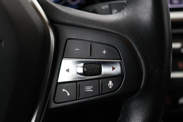 BMW 3-serie 330e Sport Line | Stoelverwarming | Carplay | Sportstoelen | Live Cockpit | Sfeerverlichting | PDC | Half leder | Navigatie | Full LED