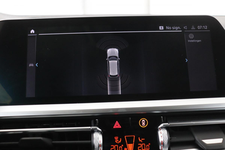 BMW 3-serie 330e Sport Line | Stoelverwarming | Carplay | Sportstoelen | Live Cockpit | Sfeerverlichting | PDC | Half leder | Navigatie | Full LED