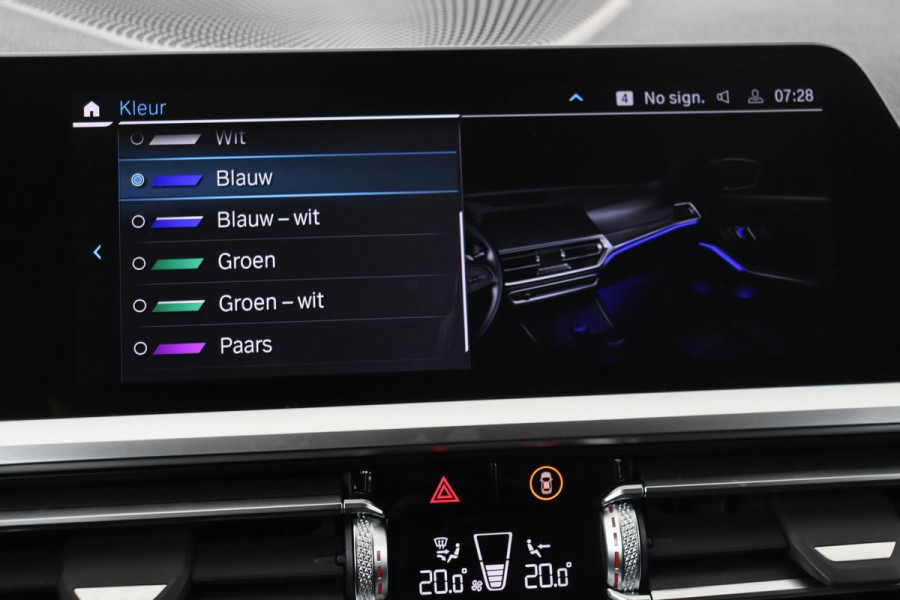 BMW 3-serie 330e Sport Line | Stoelverwarming | Carplay | Sportstoelen | Live Cockpit | Sfeerverlichting | PDC | Half leder | Navigatie | Full LED