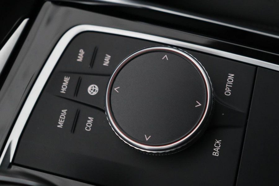 BMW 3-serie 330e Sport Line | Stoelverwarming | Carplay | Sportstoelen | Live Cockpit | Sfeerverlichting | PDC | Half leder | Navigatie | Full LED