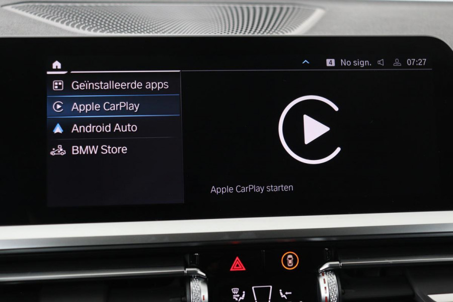 BMW 3-serie 330e Sport Line | Stoelverwarming | Carplay | Sportstoelen | Live Cockpit | Sfeerverlichting | PDC | Half leder | Navigatie | Full LED