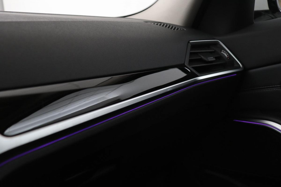 BMW 3-serie 330e Sport Line | Stoelverwarming | Carplay | Sportstoelen | Live Cockpit | Sfeerverlichting | PDC | Half leder | Navigatie | Full LED