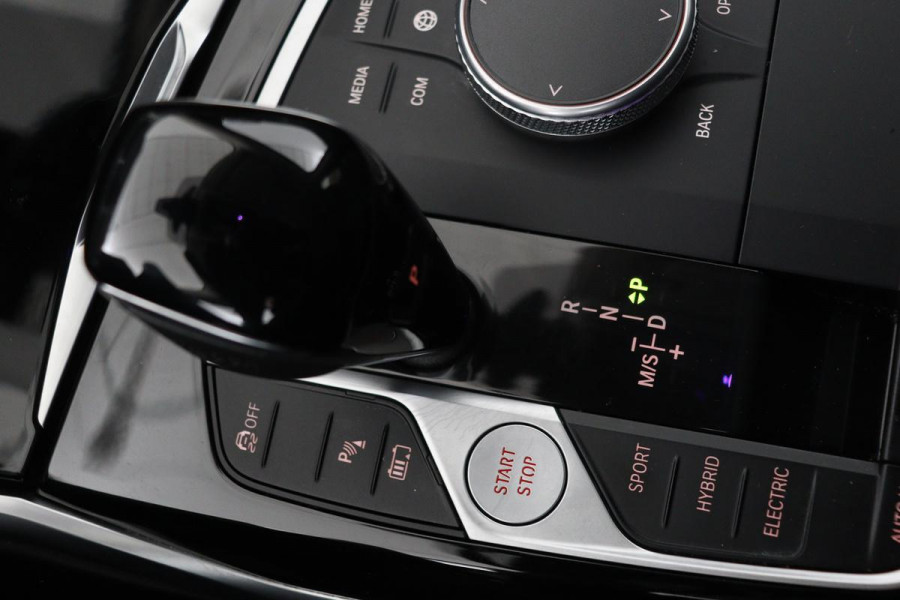 BMW 3-serie 330e Sport Line | Stoelverwarming | Carplay | Sportstoelen | Live Cockpit | Sfeerverlichting | PDC | Half leder | Navigatie | Full LED