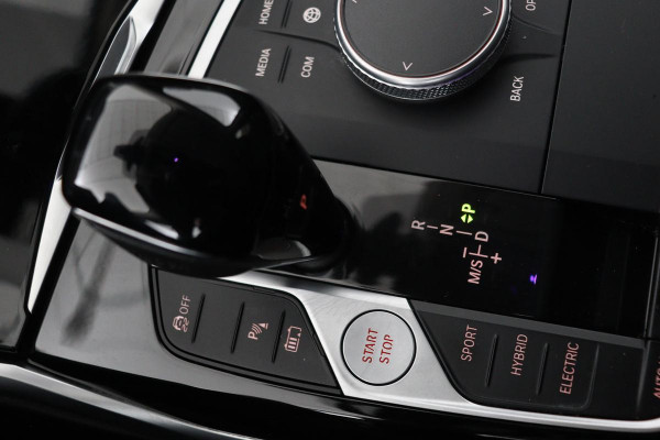 BMW 3-serie 330e Sport Line | Stoelverwarming | Carplay | Sportstoelen | Live Cockpit | Sfeerverlichting | PDC | Half leder | Navigatie | Full LED