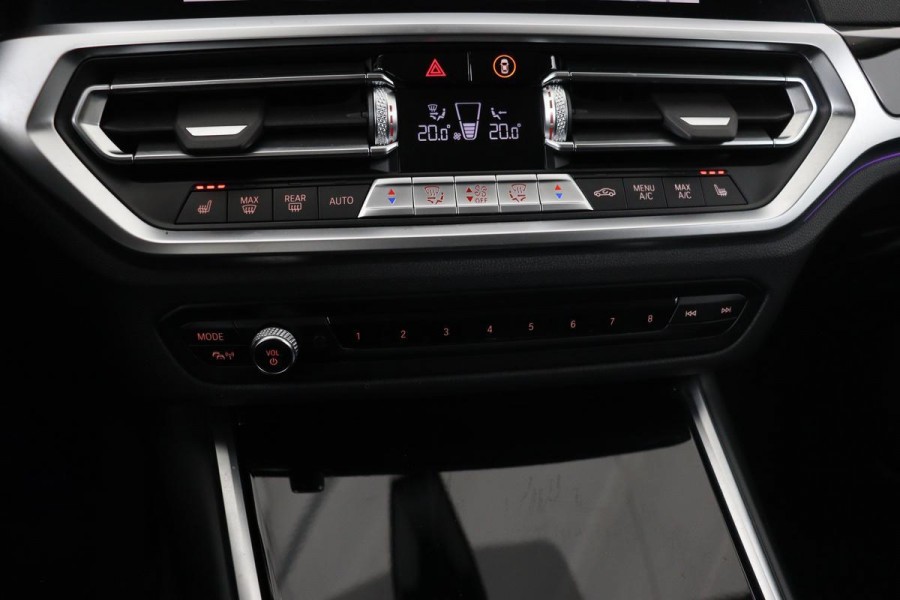 BMW 3-serie 330e Sport Line | Stoelverwarming | Carplay | Sportstoelen | Live Cockpit | Sfeerverlichting | PDC | Half leder | Navigatie | Full LED