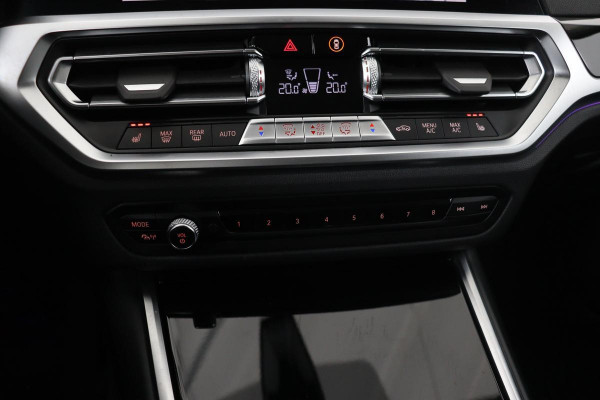 BMW 3-serie 330e Sport Line | Stoelverwarming | Carplay | Sportstoelen | Live Cockpit | Sfeerverlichting | PDC | Half leder | Navigatie | Full LED
