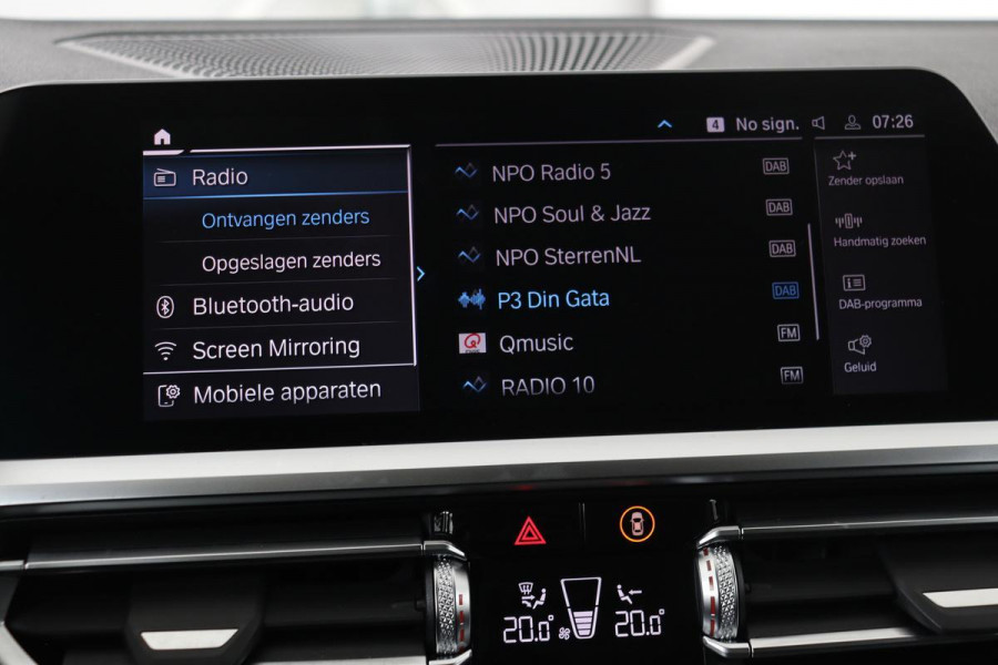 BMW 3-serie 330e Sport Line | Stoelverwarming | Carplay | Sportstoelen | Live Cockpit | Sfeerverlichting | PDC | Half leder | Navigatie | Full LED