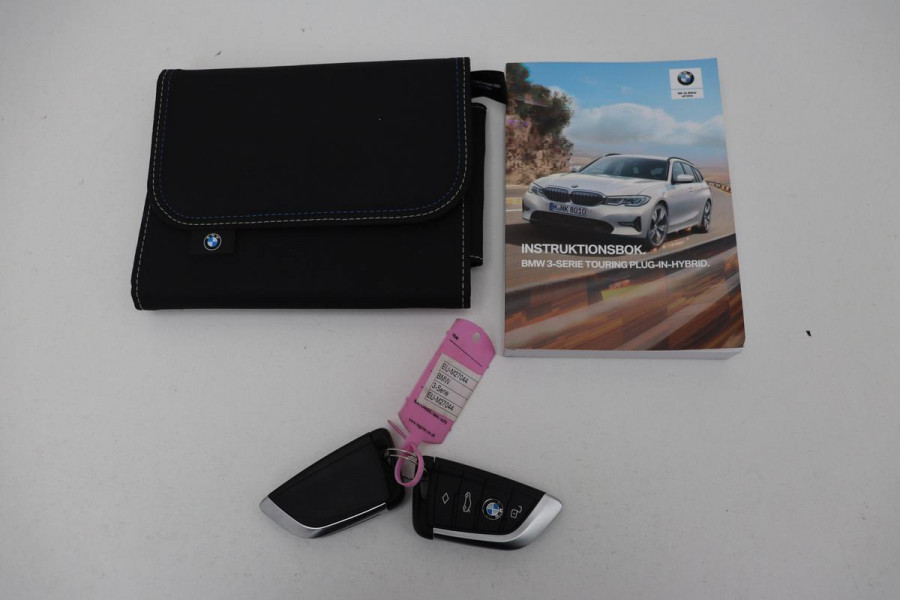 BMW 3-serie 330e Sport Line | Stoelverwarming | Carplay | Sportstoelen | Live Cockpit | Sfeerverlichting | PDC | Half leder | Navigatie | Full LED