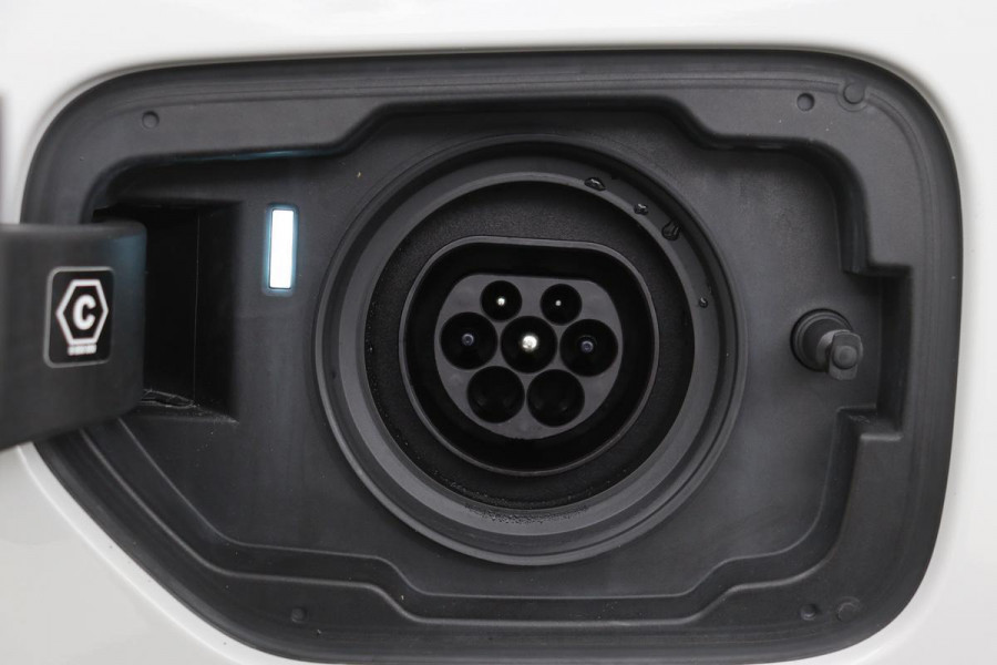 BMW 3-serie 330e Sport Line | Stoelverwarming | Carplay | Sportstoelen | Live Cockpit | Sfeerverlichting | PDC | Half leder | Navigatie | Full LED
