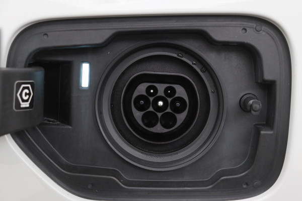 BMW 3-serie 330e Sport Line | Stoelverwarming | Carplay | Sportstoelen | Live Cockpit | Sfeerverlichting | PDC | Half leder | Navigatie | Full LED
