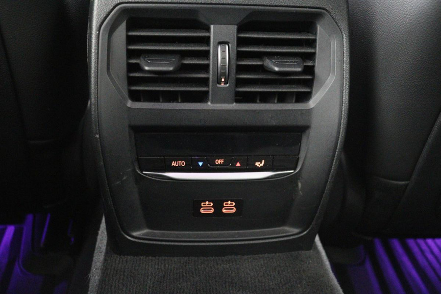 BMW 3-serie 330e Sport Line | Stoelverwarming | Carplay | Sportstoelen | Live Cockpit | Sfeerverlichting | PDC | Half leder | Navigatie | Full LED