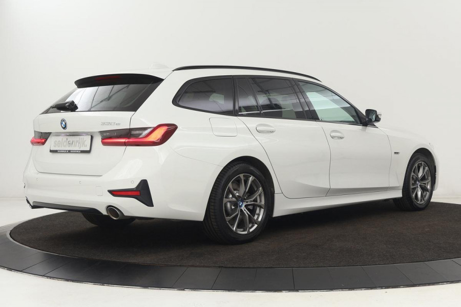 BMW 3-serie 330e Sport Line | Stoelverwarming | Carplay | Sportstoelen | Live Cockpit | Sfeerverlichting | PDC | Half leder | Navigatie | Full LED