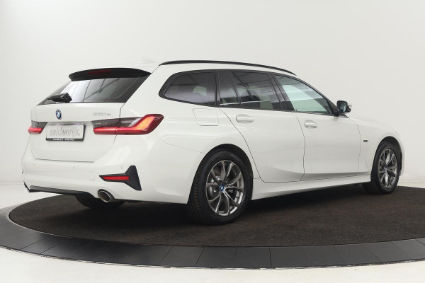 BMW 3-serie 330e Sport Line | Stoelverwarming | Carplay | Sportstoelen | Live Cockpit | Sfeerverlichting | PDC | Half leder | Navigatie | Full LED