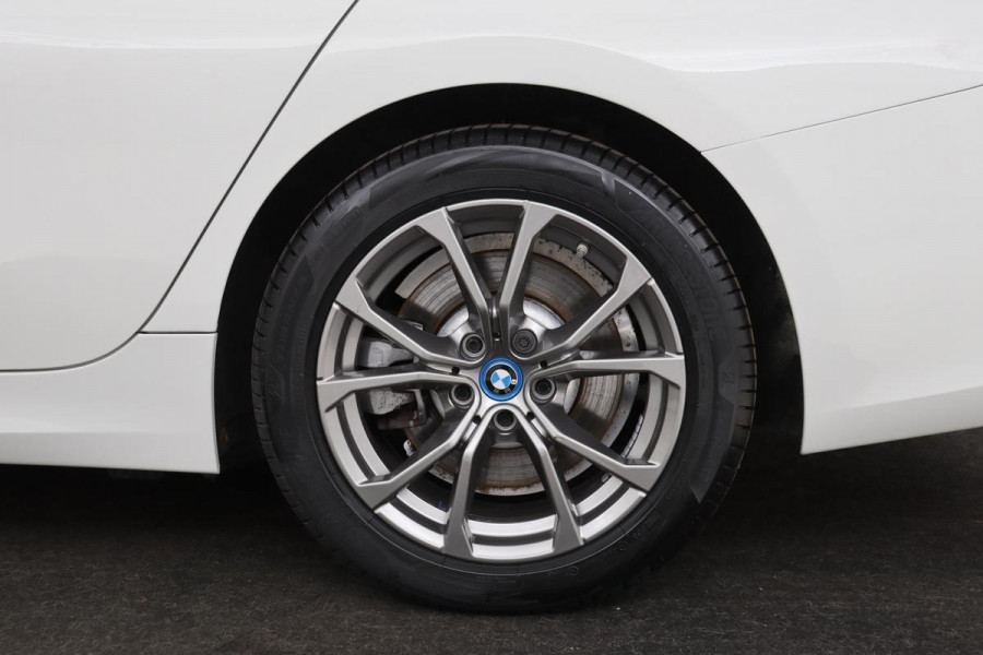 BMW 3-serie 330e Sport Line | Stoelverwarming | Carplay | Sportstoelen | Live Cockpit | Sfeerverlichting | PDC | Half leder | Navigatie | Full LED