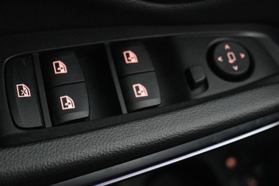 BMW 3-serie 330e Sport Line | Stoelverwarming | Carplay | Sportstoelen | Live Cockpit | Sfeerverlichting | PDC | Half leder | Navigatie | Full LED