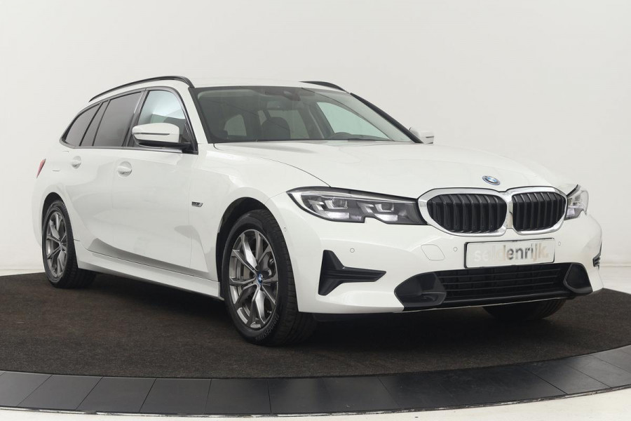 BMW 3-serie 330e Sport Line | Stoelverwarming | Carplay | Sportstoelen | Live Cockpit | Sfeerverlichting | PDC | Half leder | Navigatie | Full LED