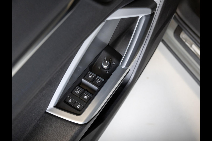 Audi Q3 35 TFSI Pro Line business / 150pk / Dodehoek herkenning / Stoelverwarming / Achteruitrij camera /