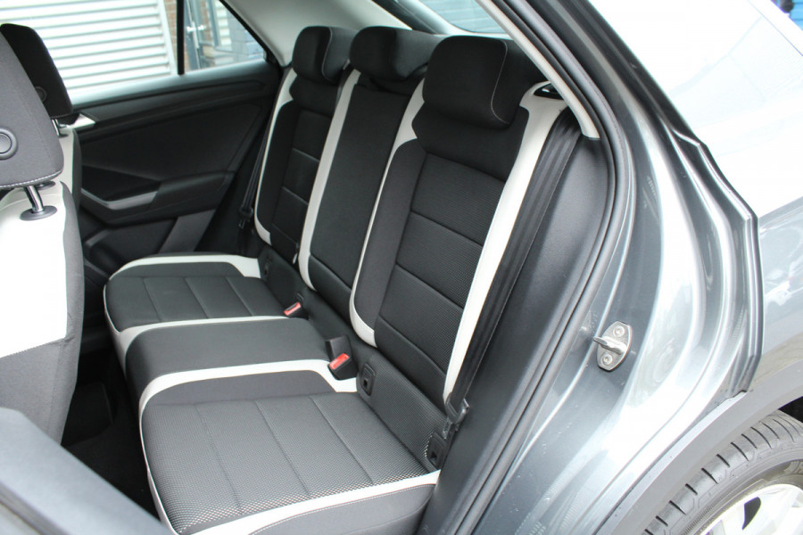 Volkswagen T-Roc 1.5 TSI 150pk Sport DSG7 NL-Auto NAP 43.290km Clima Cruise Navi Carplay Camera 17"LMV Afn. Trekhaak 1500kg