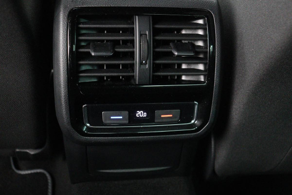 Volkswagen Passat 1.4 TSI PHEV GTE Business | Trekhaak | Carplay | Matrix LED | Adaptive cruise | Camera | Navigatie | Side Assist | Parkeerhulp