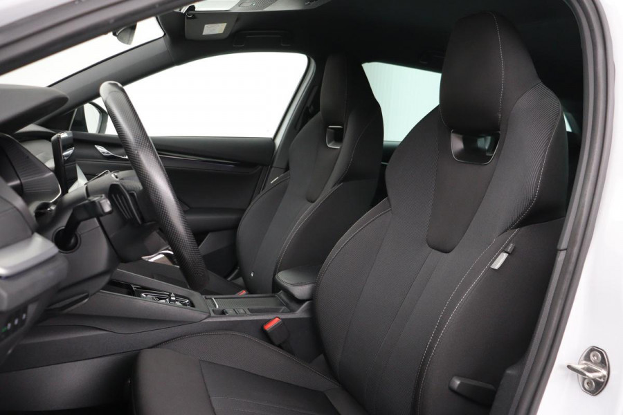 Škoda Octavia 1.0 e-TSI Sport | Carplay | Trekhaak | Sportstoelen | Full LED | Sfeerverlichting | Navigatie | Climate control | Parkeerhulp