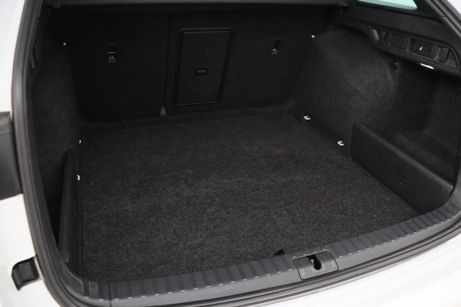 Škoda Octavia 1.0 e-TSI Sport | Carplay | Trekhaak | Sportstoelen | Full LED | Sfeerverlichting | Navigatie | Climate control | Parkeerhulp