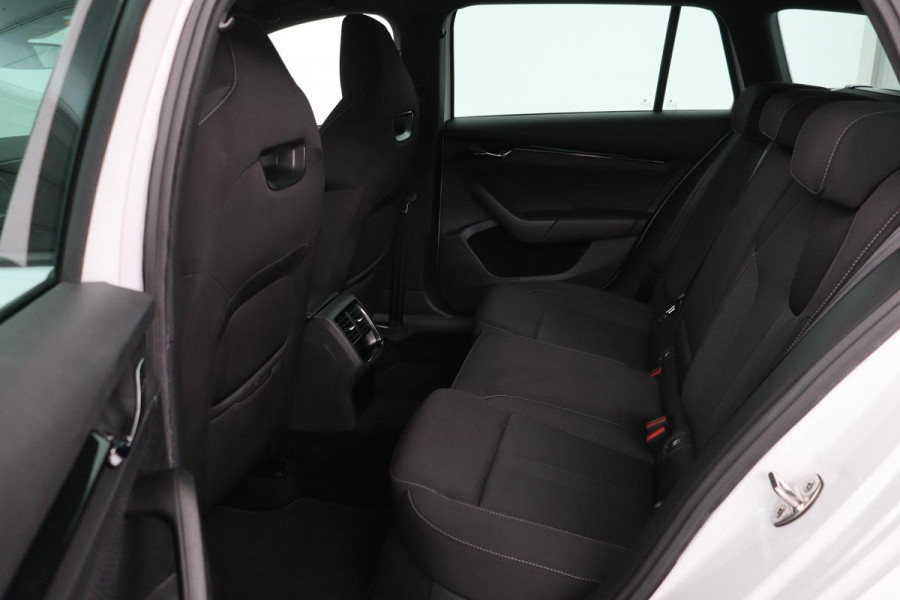 Škoda Octavia 1.0 e-TSI Sport | Carplay | Trekhaak | Sportstoelen | Full LED | Sfeerverlichting | Navigatie | Climate control | Parkeerhulp