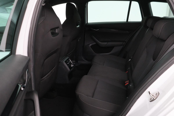Škoda Octavia 1.0 e-TSI Sport | Carplay | Trekhaak | Sportstoelen | Full LED | Sfeerverlichting | Navigatie | Climate control | Parkeerhulp