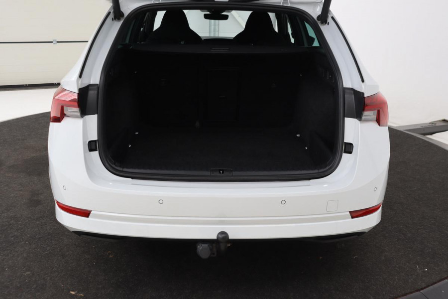 Škoda Octavia 1.0 e-TSI Sport | Carplay | Trekhaak | Sportstoelen | Full LED | Sfeerverlichting | Navigatie | Climate control | Parkeerhulp