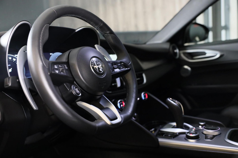 Alfa Romeo Giulia 2.0 T GME AWD Tributo Italiano / FACELIFT / Digital Cockpit / Acc / HK / Leder / Elek Stoelen / Camera / 19 Inch