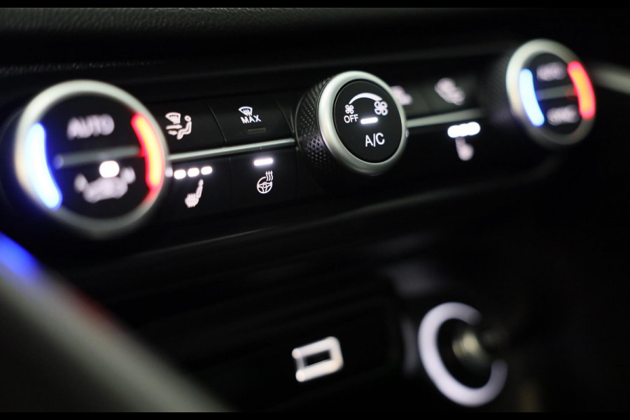 Alfa Romeo Giulia 2.0 T GME AWD Tributo Italiano / FACELIFT / Digital Cockpit / Acc / HK / Leder / Elek Stoelen / Camera / 19 Inch